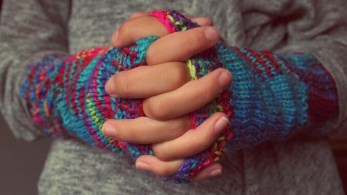 folded-hands-g631775858_1920